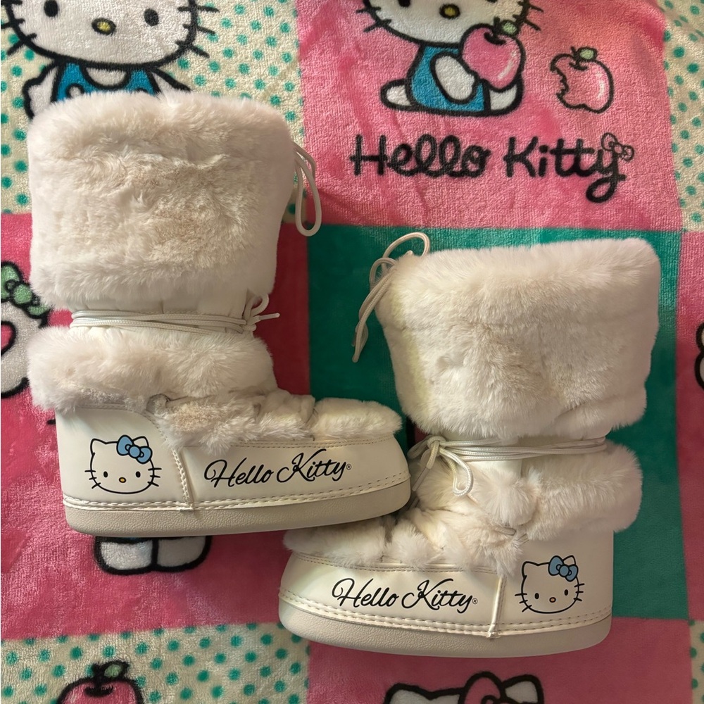 FOREVER 21 x Hello Kitty Snow Boots
